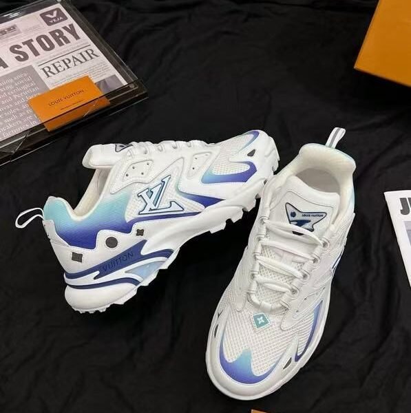 Men's Lightweight Chunky Sneakers - Mesh Breathable Walking Shoes with Gradient Blue Detail