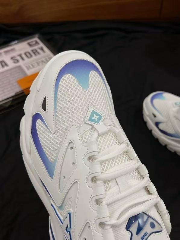 Men's Lightweight Chunky Sneakers - Mesh Breathable Walking Shoes with Gradient Blue Detail